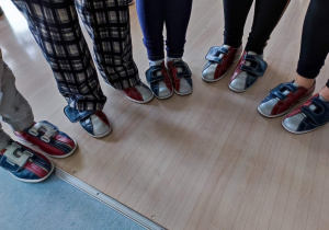 Stopy uczniów w specjalnych butach do gry w kręgle.